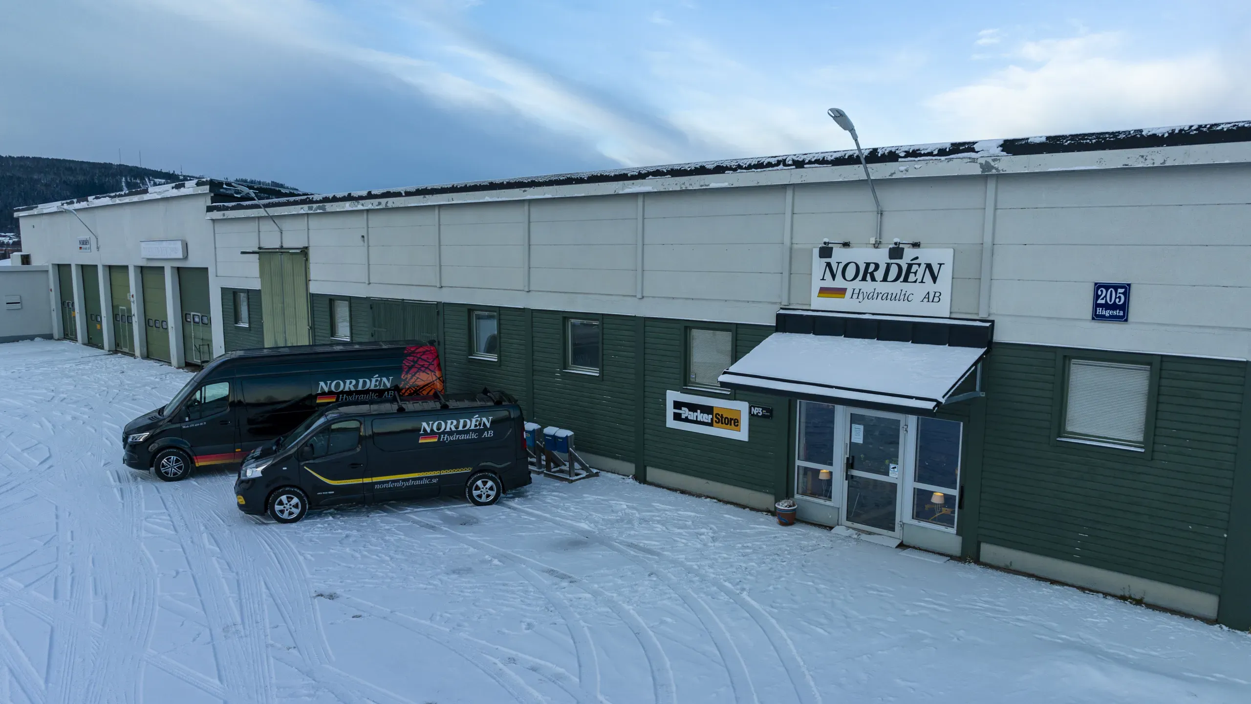 Nordén Hydraulics lokal på Hågesta 205 i Sollefteå en vinterdag, med två servicebilar utanför
